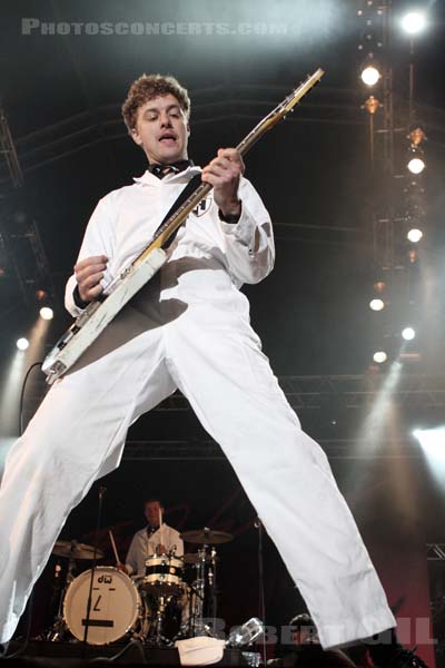 THE HIVES - 2009-08-01 - PAREDES DE COURA (Portugal) - Praia do Tabuao - Niklas Almqvist - Arne Christian Jääskeläinen